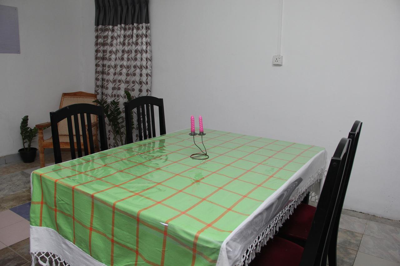 Kingfisher Hostel Анурадхапура Екстериор снимка